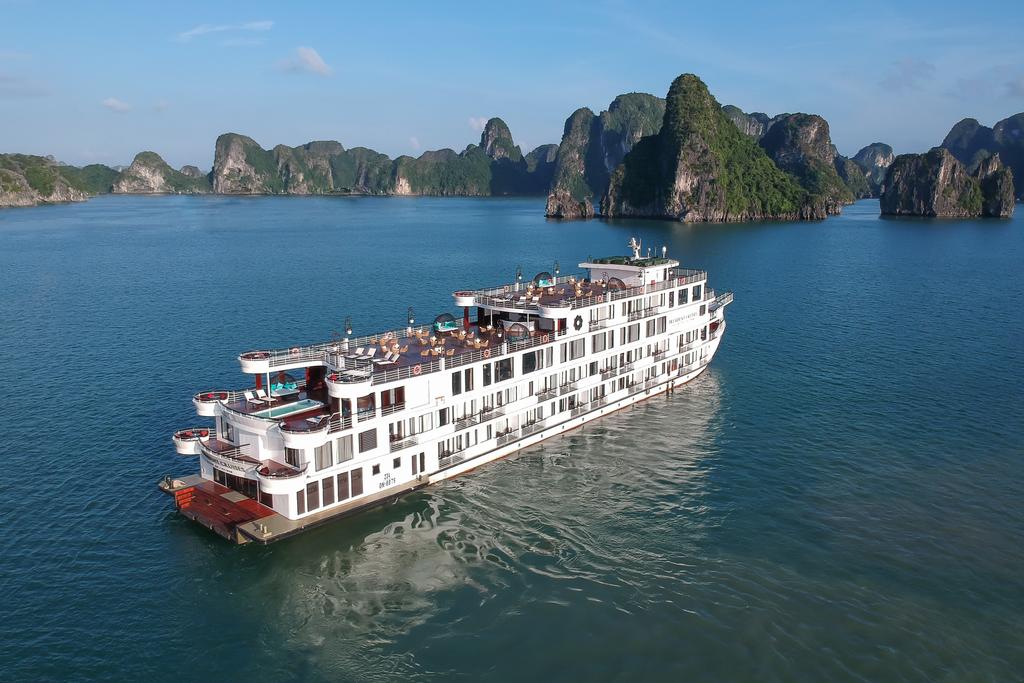 Du thuyền President Hạ Long nhìn từ bên ngoài