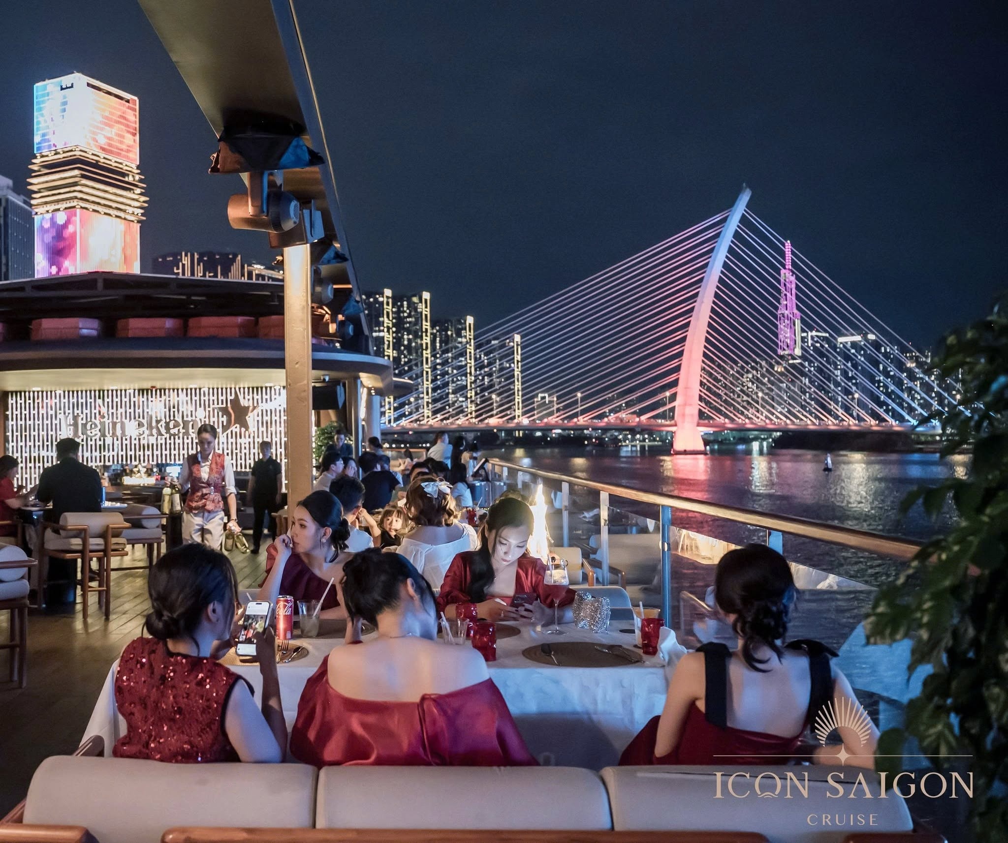 Thưởng thức bữa tối lãng mạn trên du thuyền sông Sài Gòn