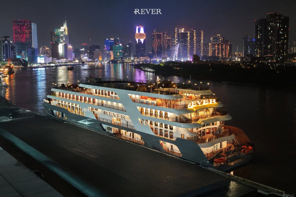 Du thuyền sông Sài Gòn REVER đón khách sang trọng