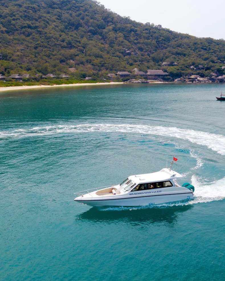 Trải nghiệm du thuyền ngắm cảnh tại Six Senses Ninh Vân Bay