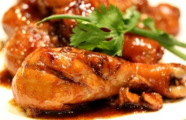Đùi gà chiên sốt me hoàn thiện ăn kèm rau