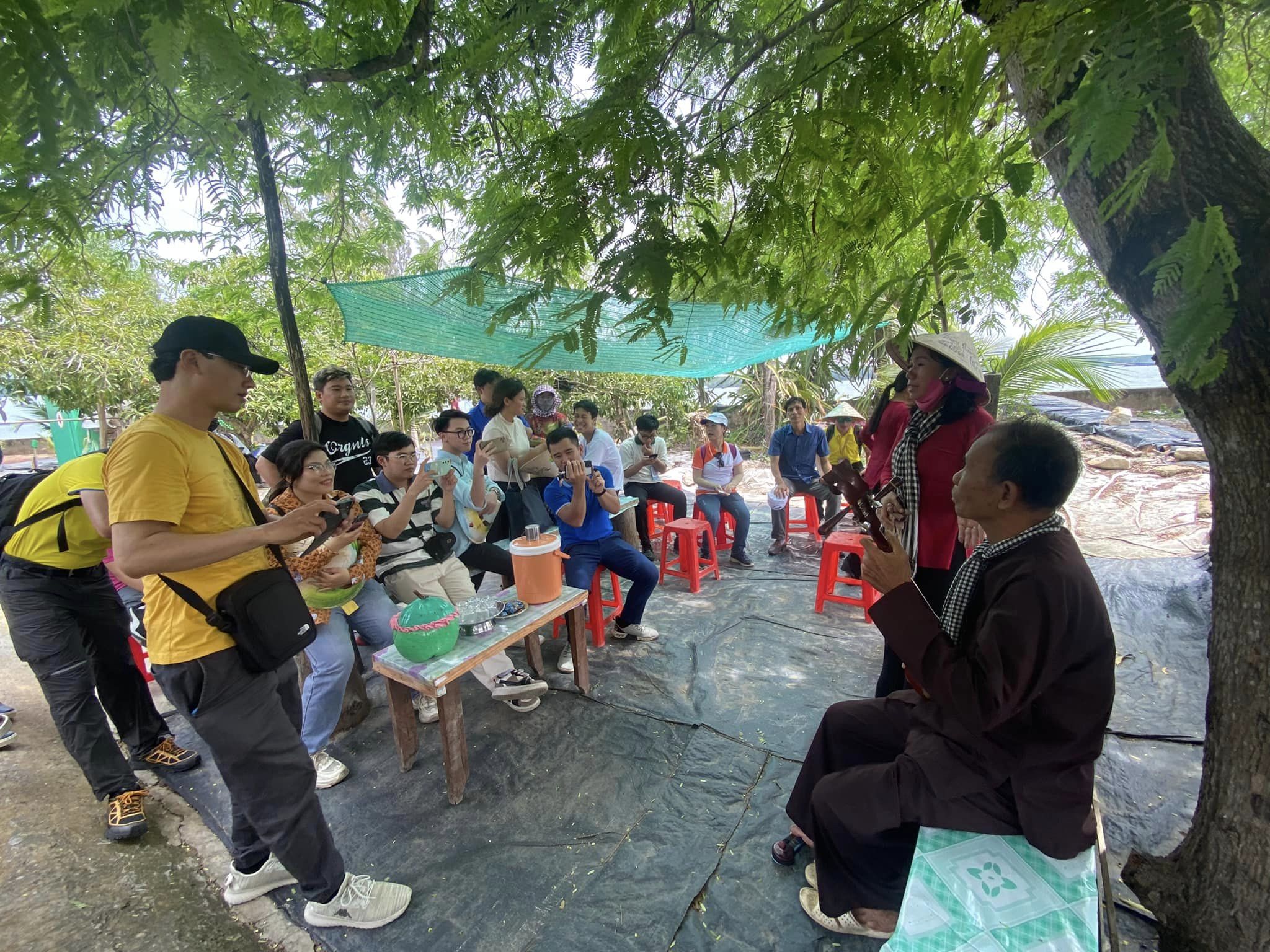 Nghệ nhân Tư Huỳnh biểu diễn đờn ca tài tử
