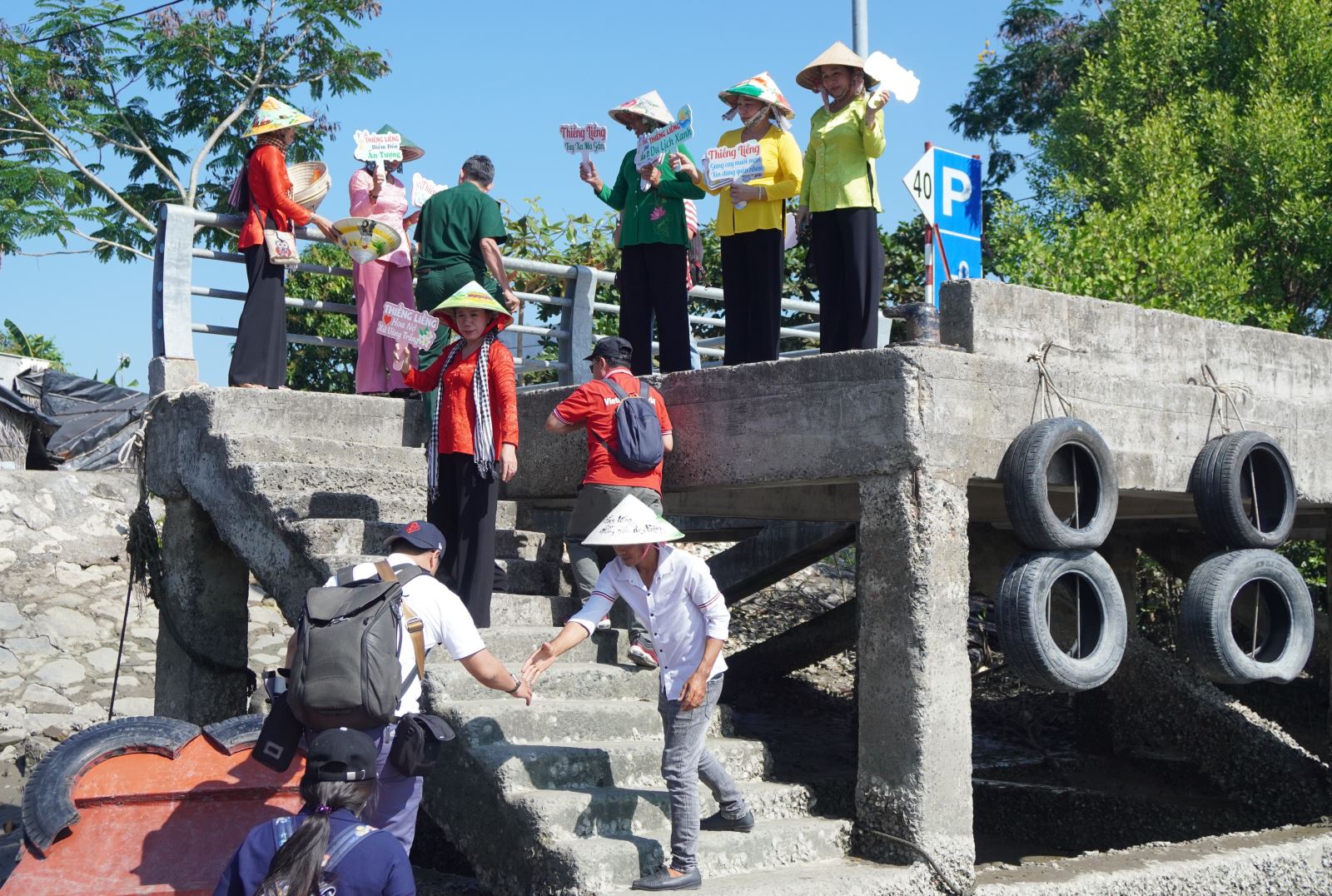 Người dân đảo Thiềng Liềng đón du khách tại bến