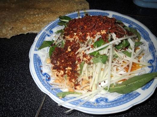 Bò hít của Quảng Ngãi chính là gỏi đu đủ ở Sài Gòn.