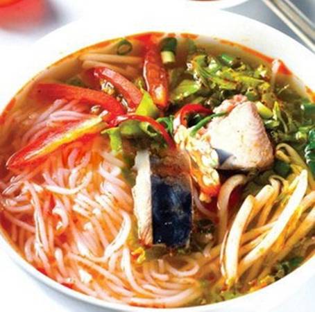 Bún cá ngừ um thật ra rất đơn giản, chỉ là vài lát cá ngừ tươi um với thơm, ăn kèm bún tươi và rau sống. (Nguồn: Internet)