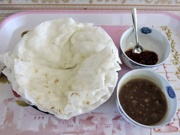 Hấp dẫn đĩa bánh tráng đập chấm mắm nêm phố Hội - Ảnh: THANH LY