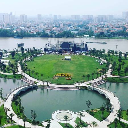 Lối đi bộ ven hồ Vinhomes Central Park