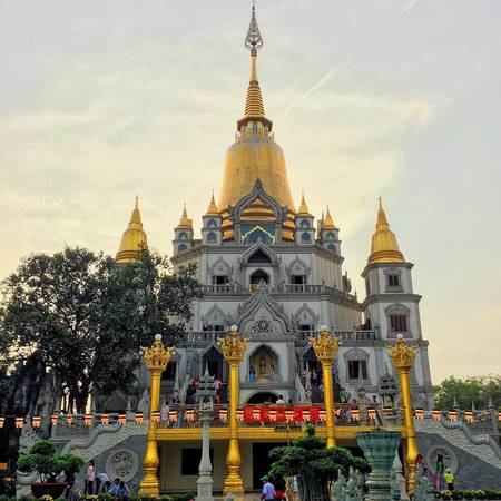 Bảo tháp vàng chùa Bửu Long - Địa điểm Sài Gòn
