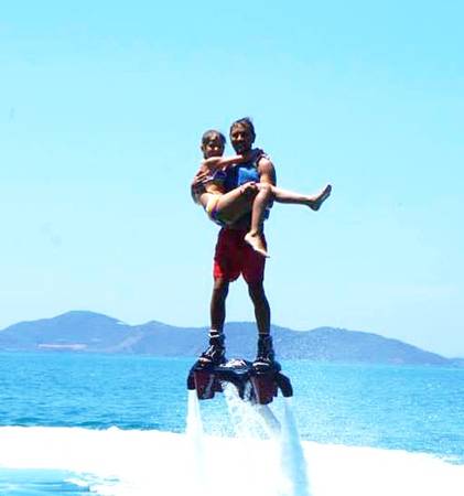 Bạn sẽ có những khoảnh khắc cực thú vị với trò này đấy. Ảnh: Flyboard Nha Trang.