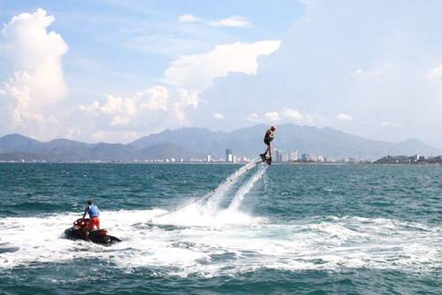 Flyboard được nối với một chiếc mô tô nước bằng ống hút nước cực mạnh. Ảnh: flyboard Nha Trang.