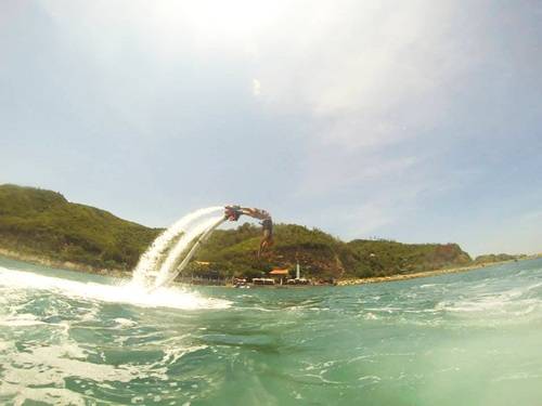 Teen sẽ có cơ hội để “biến” thành những chú cá heo nhờ flyboard. Ảnh: flyboard Nha Trang.