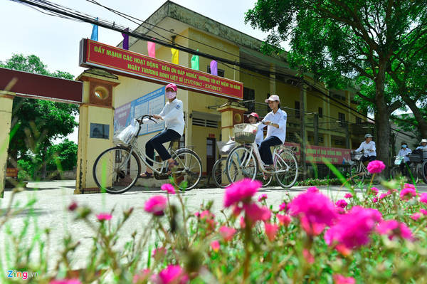 Tại xã Khai Thái, đường hoa mười giờ dài 1 km mới được trồng cách đây 2 tháng nhưng đã nở rộ, làm tô điểm cho vẻ đẹp của con đường qua trung tâm xã.