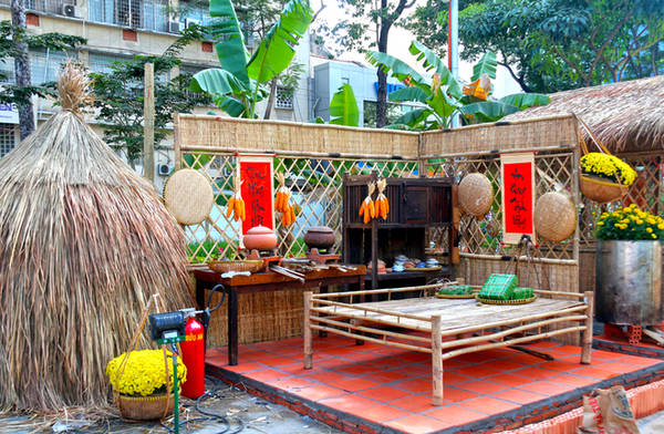 Cảnh làng quê Việt Nam với bánh chưng tại đường hoa Tết Sài Gòn