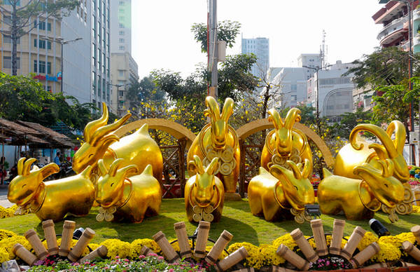 Đàn dê vàng kết thúc đường hoa Tết Sài Gòn
