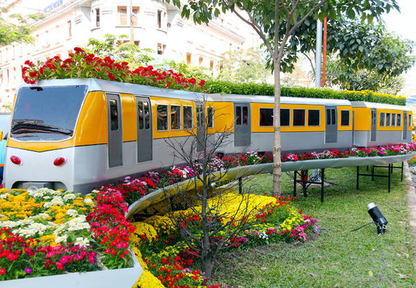 Mô hình đoàn tàu metro trên đường hoa Tết Sài Gòn