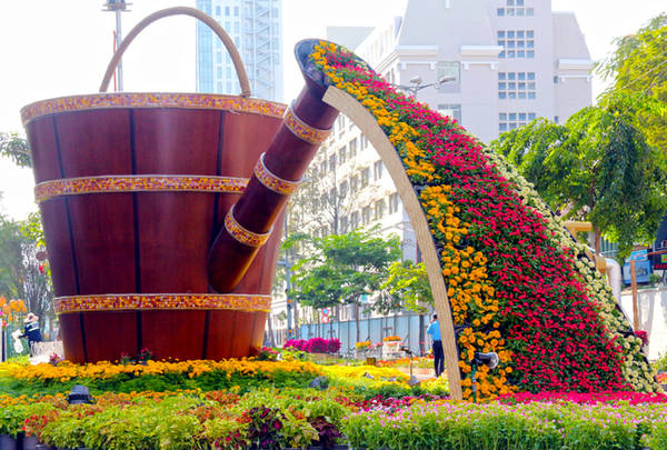 Suối hoa từ bình gỗ khổng lồ tại đường hoa Tết Sài Gòn