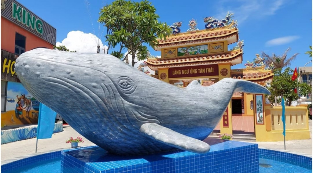 Đường tranh bích nằm ngay lăng Ngư ông. Ảnh: Fb Dương Đông.