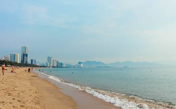 Bãi biển Trần Phú Nha Trang trong lành vào buổi sớm