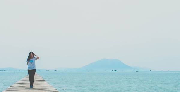 Cầu gỗ Ngọc Trai vươn mình ra biển khơi rộng lớn