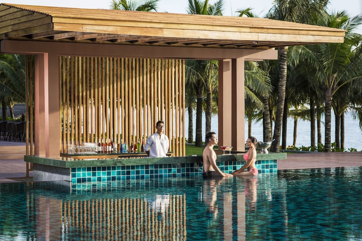 Hồ bơi và quán bar chìm tại Dusit Princess Moonrise Beach Phú Quốc