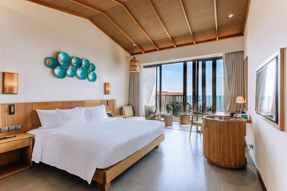 Phòng nghỉ hướng biển tại Dusit Princess Moonrise Beach Phú Quốc