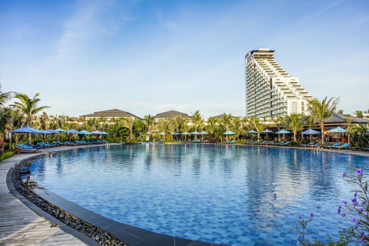 Hồ bơi rộng lớn tại Duyên Hà Cam Ranh