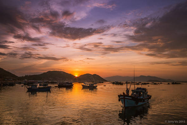 Hoàng hôn lãng mạn trên vịnh Cam Ranh