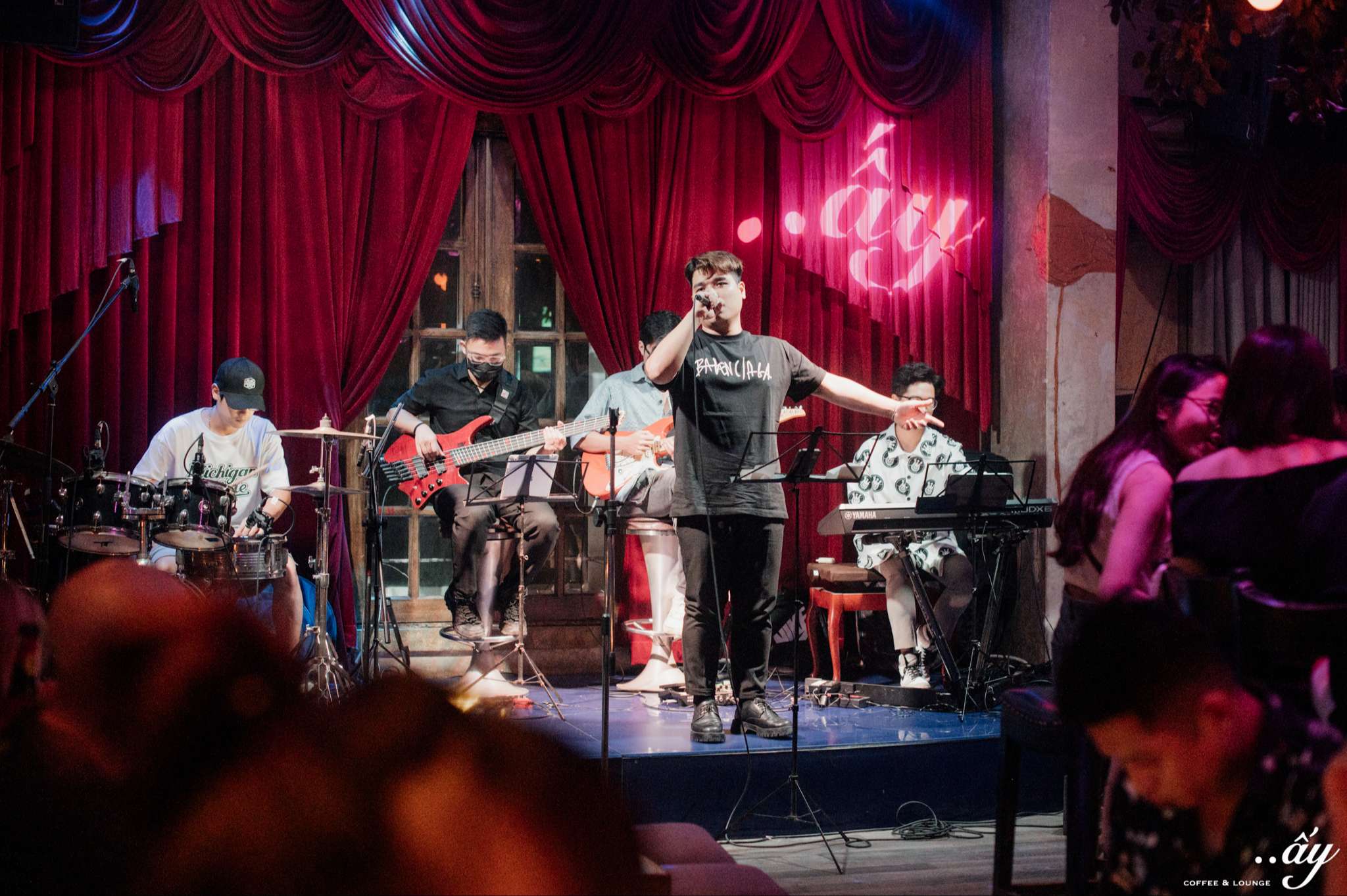 Ảnh quán cafe acoustic Hà Nội Ấy Lounge