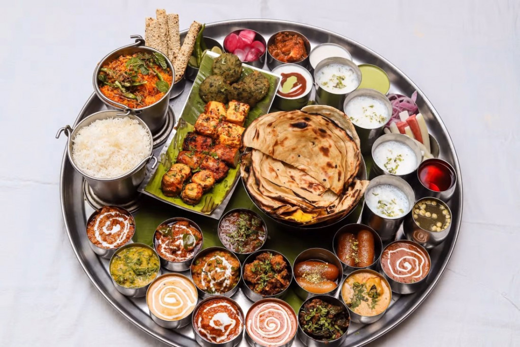 Thali món ăn tổng hợp trong ẩm thực Ấn Độ