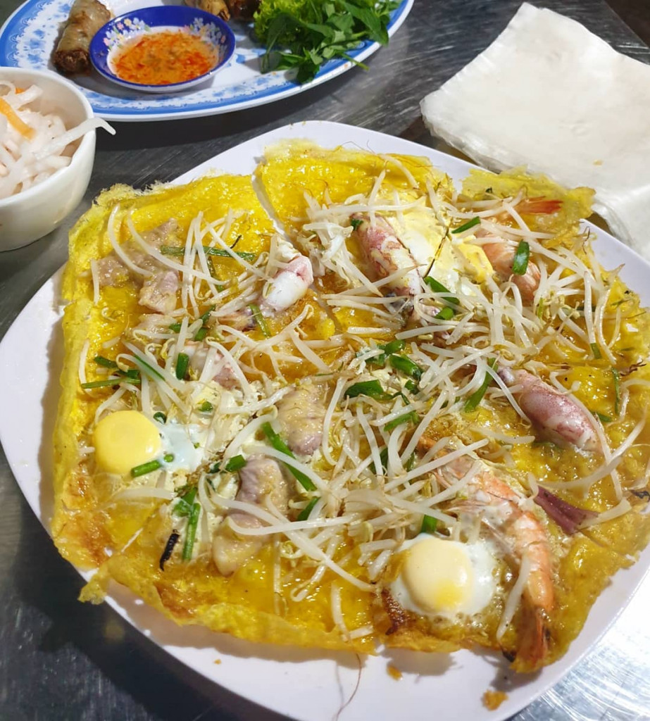 Bánh xèo mực giòn tan đặc trưng miền biển