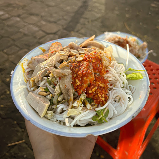 Bún mắm nêm thịt quay chả bò