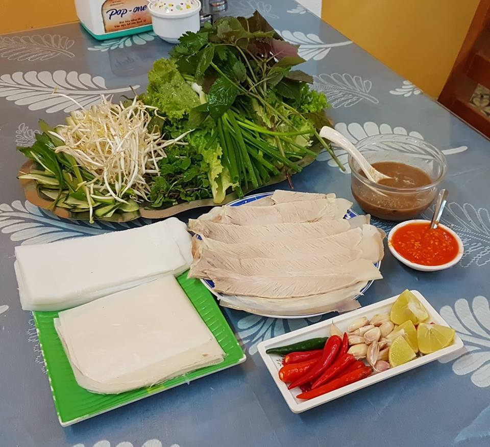 Mẹt bánh tráng cuốn thịt heo hấp dẫn tại Đà Nẵng