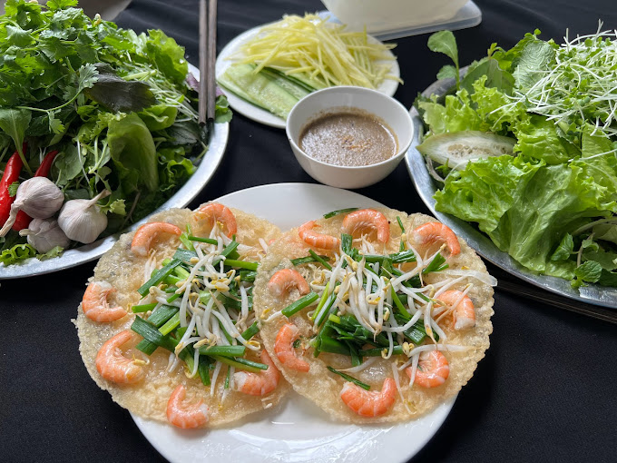 Bánh xèo giòn rụm màu sắc bắt mắt