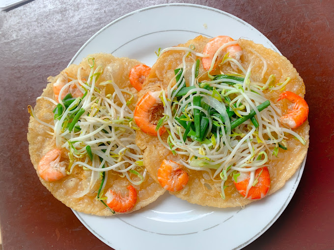Bánh xèo nóng hổi ăn kèm rau sống tươi