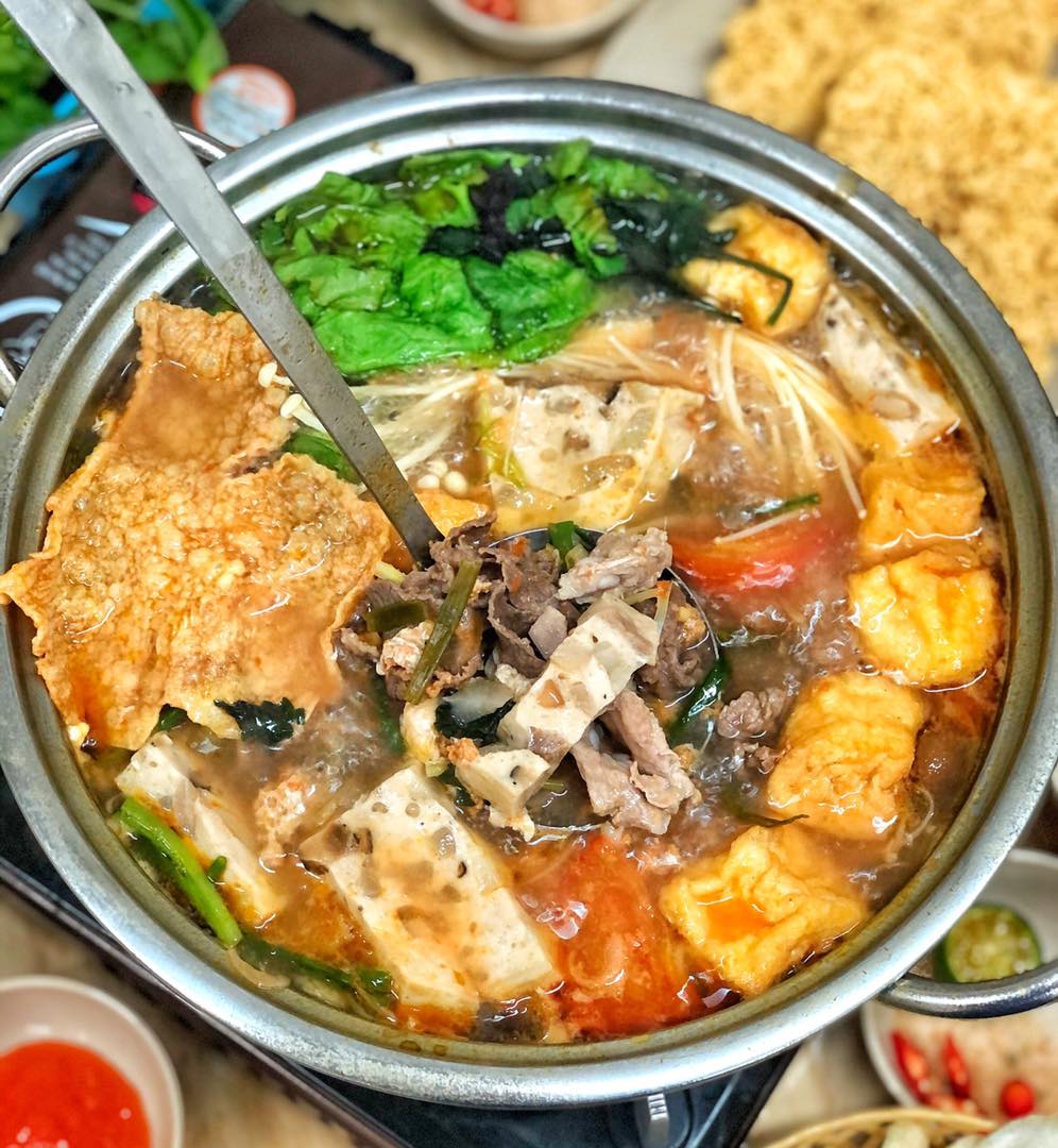Lẩu riêu cua ăn kèm topping ẩm thực đường phố Hà Nội