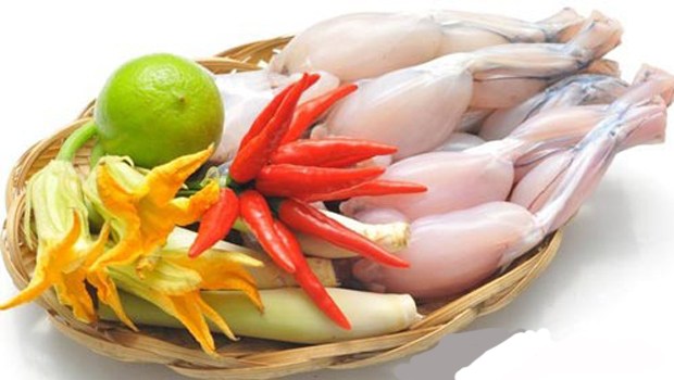 Sơ chế nguyên liệu cho món ếch kho tộ