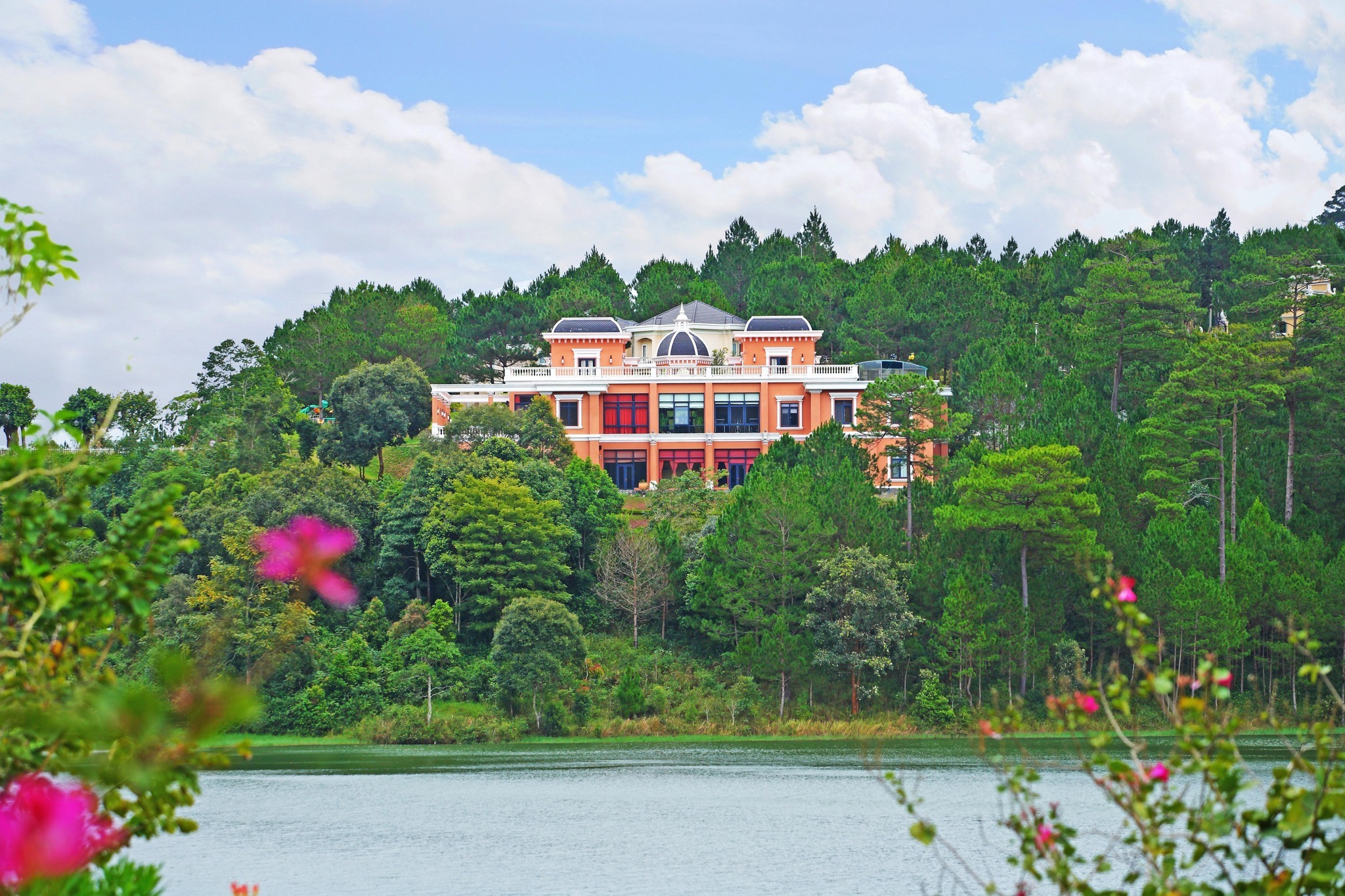 Resort riêng tư nằm bên hồ Tuyền Lâm thơ mộng