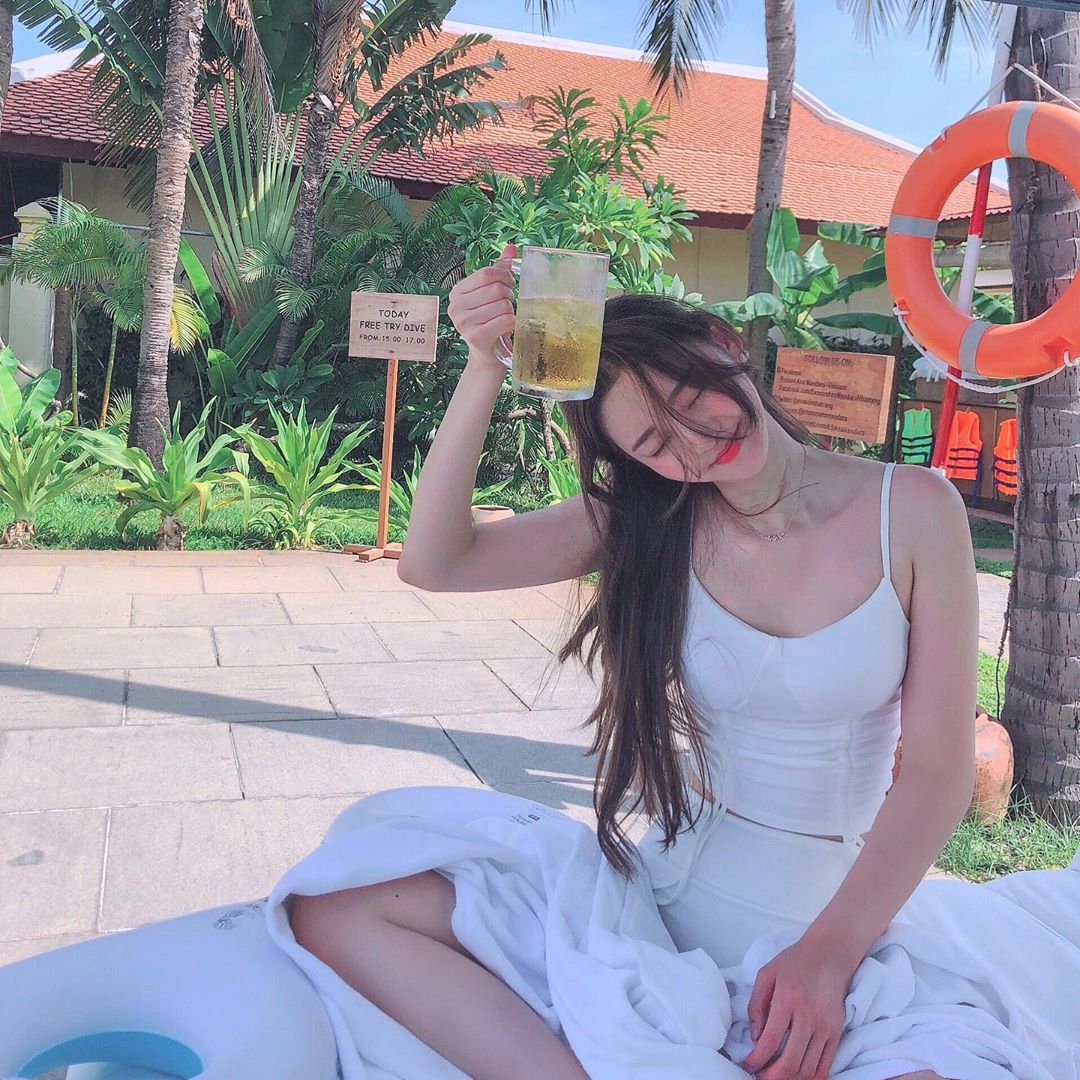 Khách check-in tại ban công hướng vườn