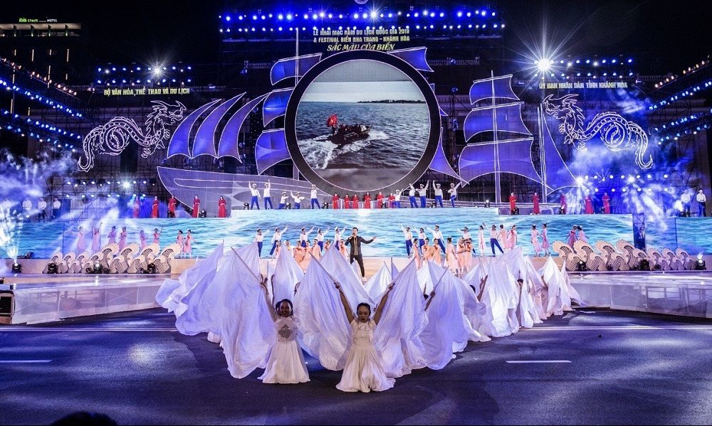 Người dân và du khách đổ về quảng trường xem lễ hội Festival Biển Nha Trang