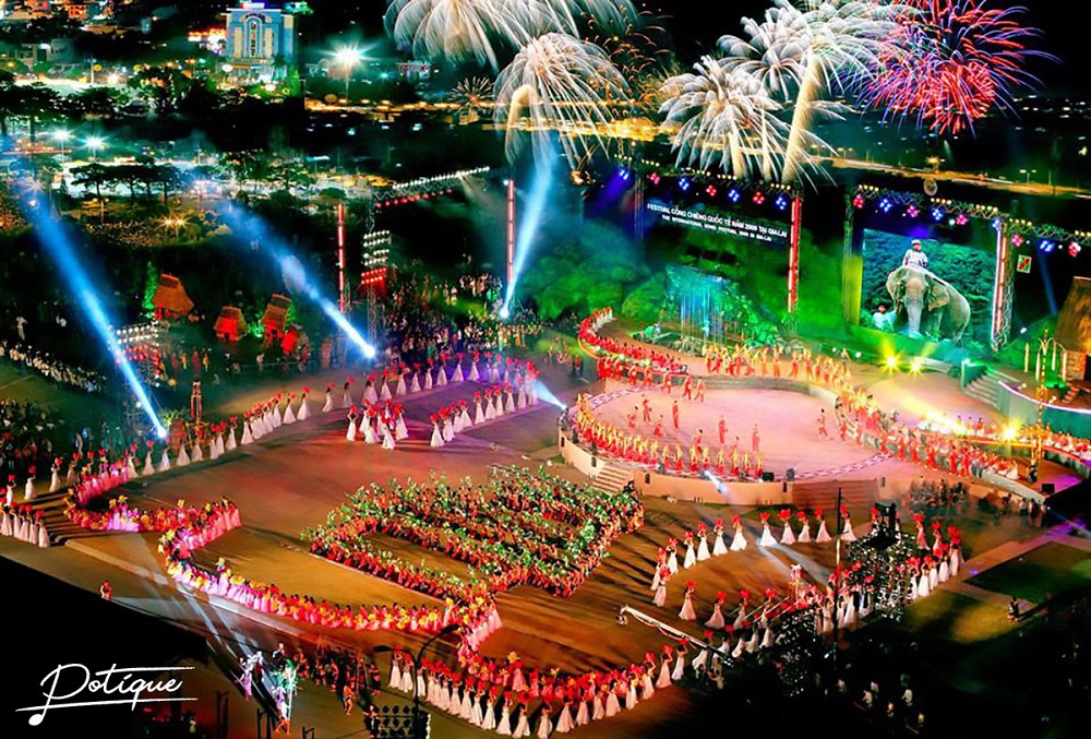 Toàn cảnh sân khấu Festival Biển Nha Trang bên bờ biển cực kỳ lung linh