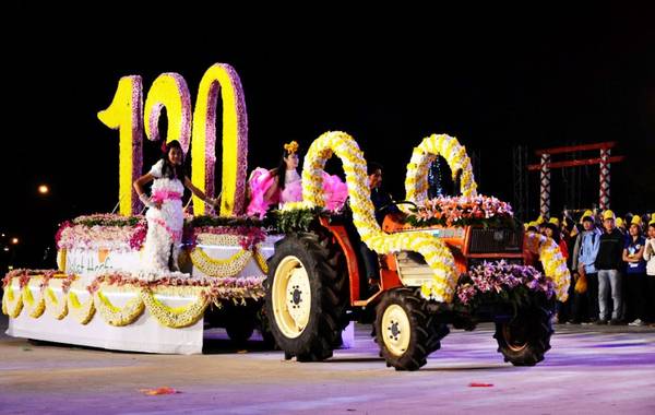 Không khí sôi nổi của đoàn diễu hành Carnaval đường phố trong lễ hội Festival Hoa Đà Lạt 2015