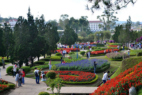 Khách du lịch check-in tại Vườn hoa thành phố trong dịp diễn ra Festival Hoa Đà Lạt 2015