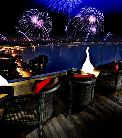 Ngắm pháo hoa đêm giao thừa lãng mạn tại Summit Lounge