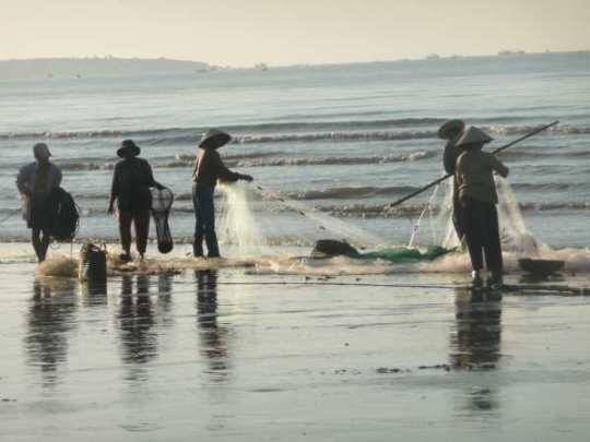 fishermen-with-nets Mũi Né qua góc nhìn của du khách nước ngoài