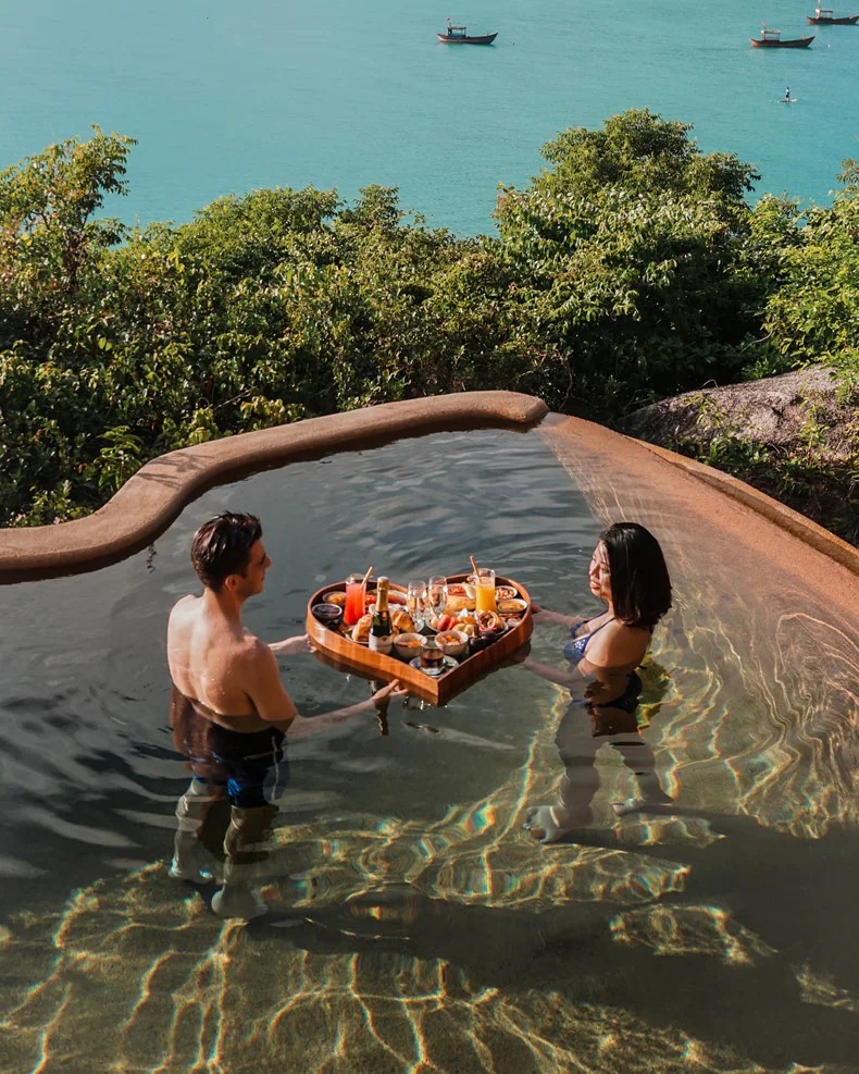 Floating breakfast đẳng cấp tại villa riêng tư Six Senses Ninh Vân Bay