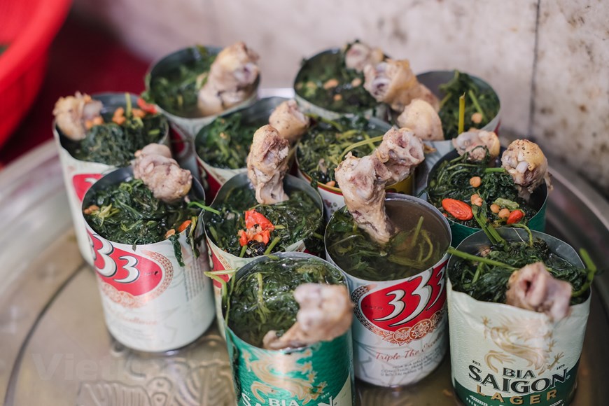 Gà tần lon bia độc đáo. Ảnh: Hà Nội