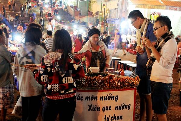 Thưởng thức đặc sản tại chợ đêm Đà Lạt.