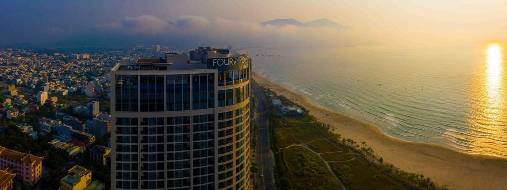 Khách sạn nằm bên bờ biển Mỹ Khê. Ảnh: fourpointsdanang.com.vn