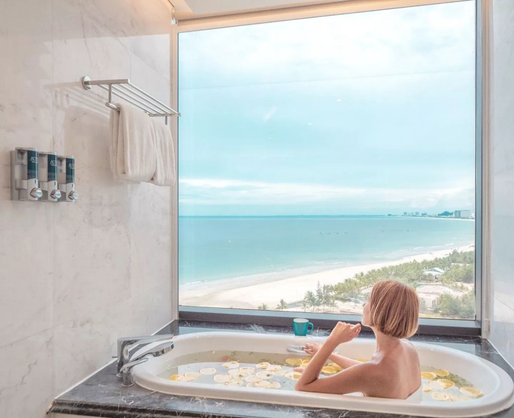 Nhà tắm nhìn ra biển. Ảnh: Fb Four Points by Sheraton Đà Nẵng