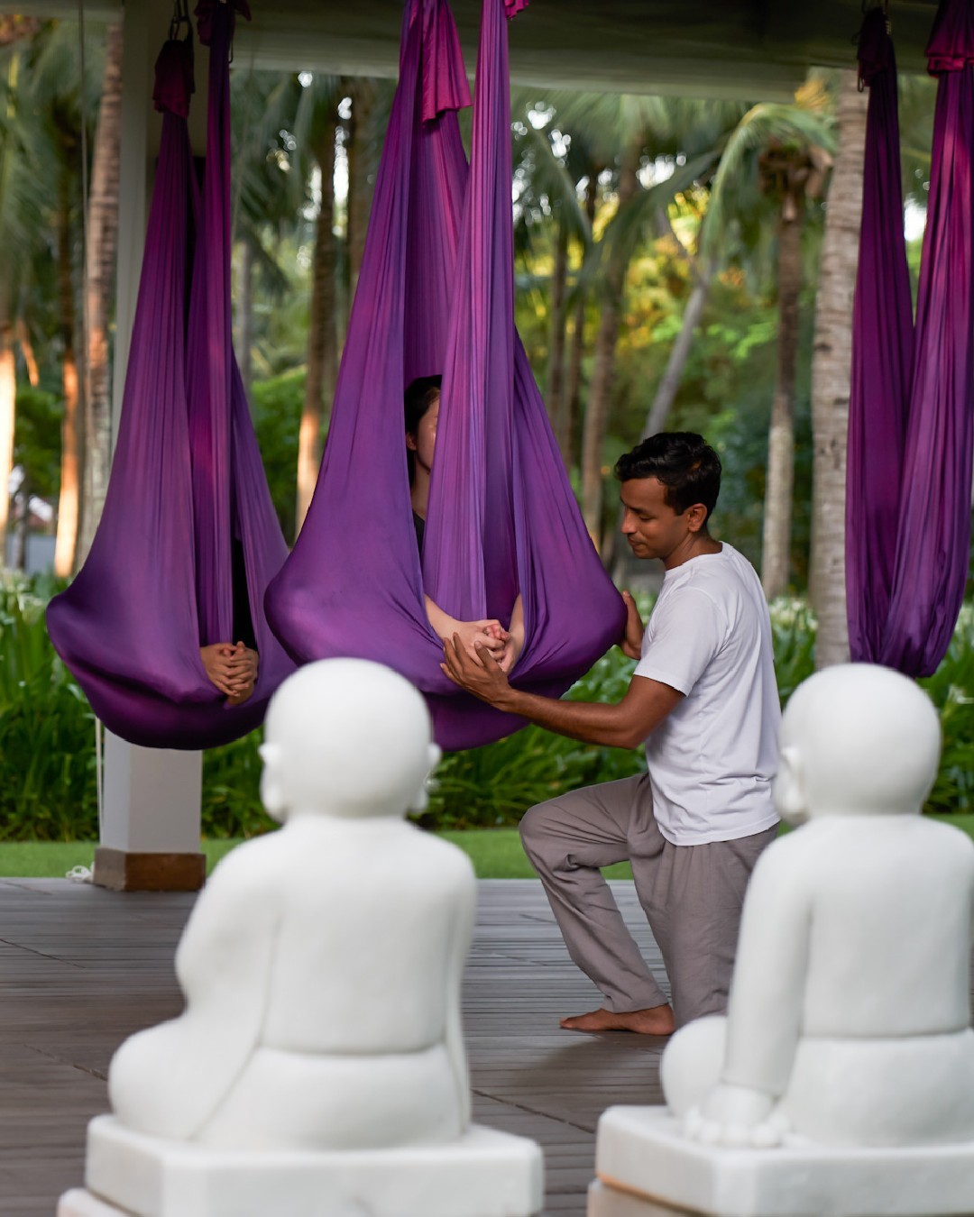 Yoga trên không tại Four Seasons Nam Hải